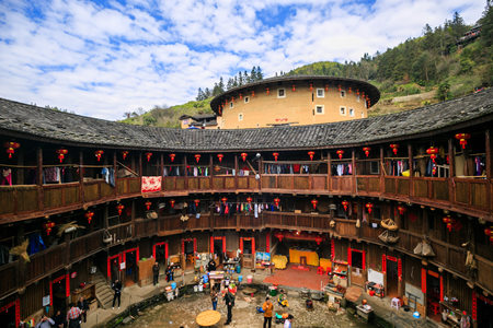 Tour Cina Low Cost ai Tulou di Fujian, Xiamen e Shanghai
