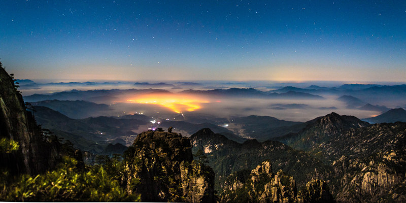 Monti Huangshan di notte