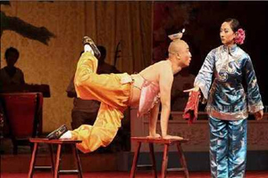 Spettacolo dell' acrobazie tradizionali nel Teatro Shu Feng Ya Yun