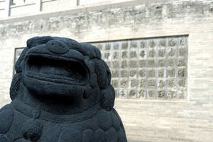 Leone di pietra nel Cortitle del Tempio Huayan