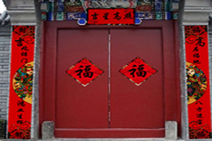 Case decorate con ritagli di carta rossa di frasi e caratteri cinesi di buon auspicio