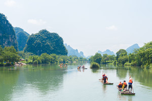 Fare Rafting sul Fiume Yulong su Zattere di Bambù