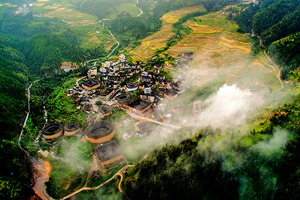Tulou di Fujian nelle Nuvole.jpg