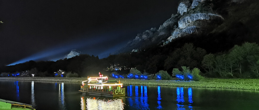 Monti Wuyi di notte.jpg