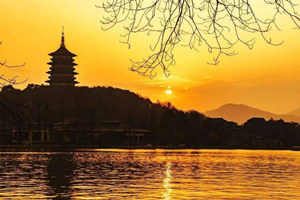 La Pagoda Leifeng durante il Bagliore serale del Lago dell'Ovest