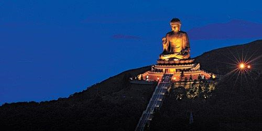 Buddha di bronzo alla sera