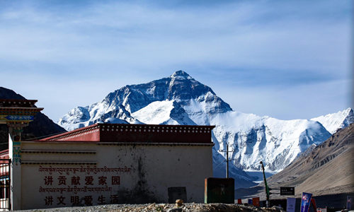 Monastero di Rongbuk ai piedi del Monte Everest