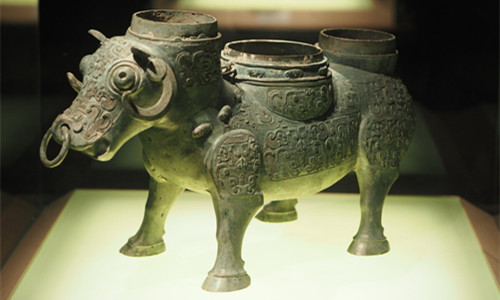 Bue di bronzo nel Museo di Shanghai