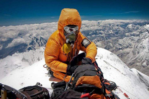 Alpinista sulla cima del monte Everest