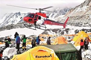 Soccorso in elicottero fornito dal campo base dell'Everest in Nepal