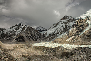 Versante sud del monte Everest con più vegetazioni