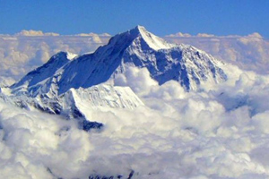 Monte Everest tra le nuvole