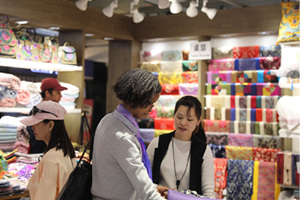 Negozio di sartoria ed abbigliamento cinese al terzo piano del Mercato della Seta Pechino