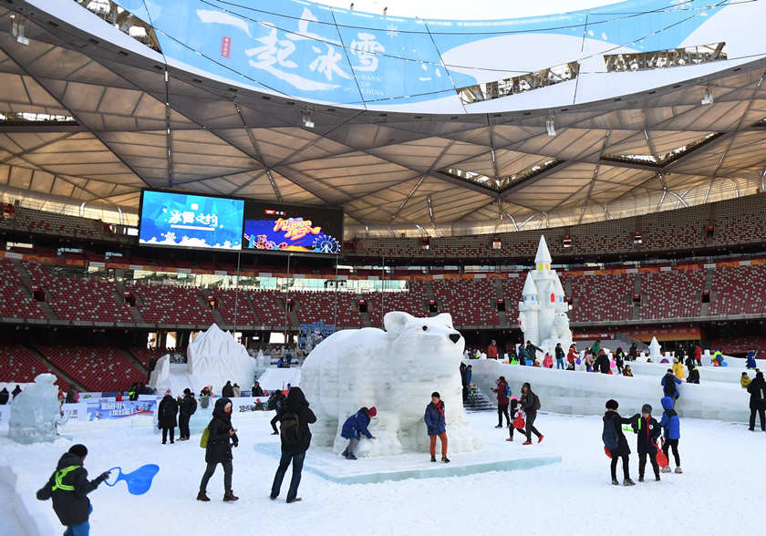 Felice Festival della neve e del ghiaccio nello Stadio Nazionale di Pechino