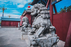 Leoni di fronte al Tempio di Shuanglin