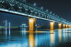 Ponte sul Fiume Yangtze di notte