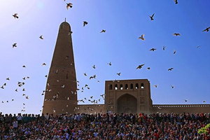 Pellegrini e Turisti nel Minareto Emin