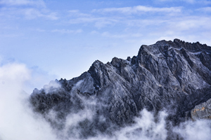 Monti Yulong in nuvole