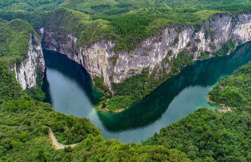Panorama del Lago Baofeng.jpg